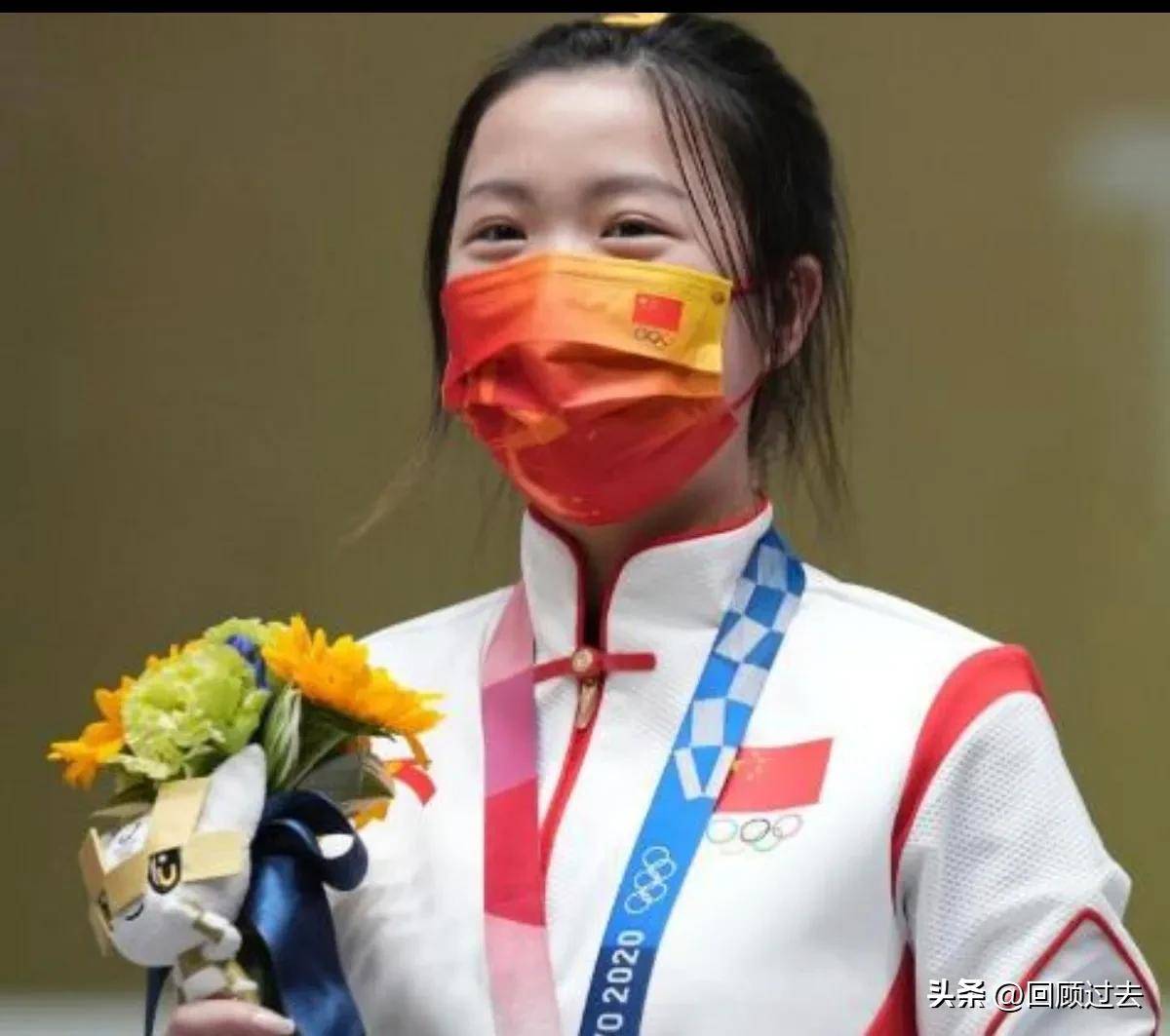 奥运冠军杨倩去清华大学报到,一身休闲装又美又飒,戴玉手镯抢镜