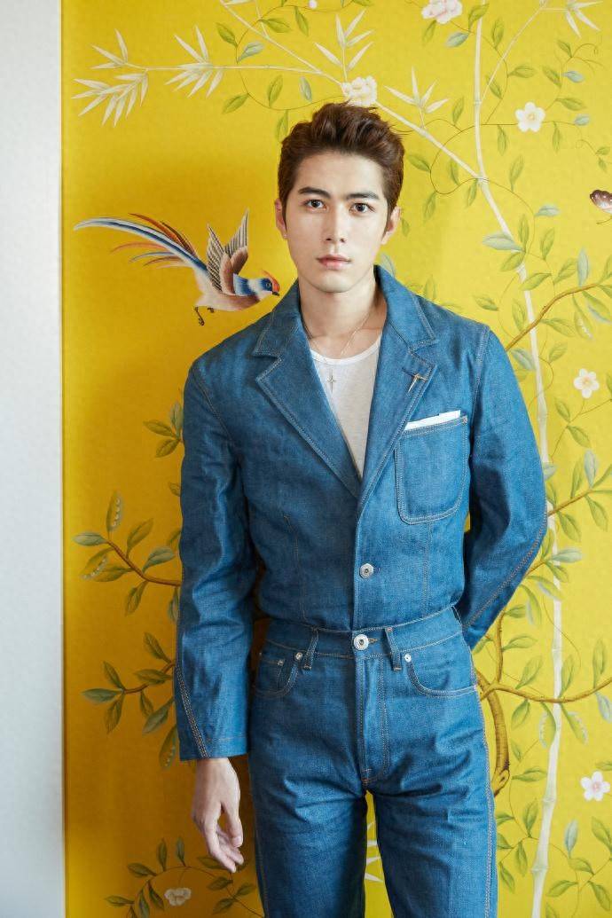 那些割了双眼皮的男星:陈学冬,成龙颜值飙升,刘恺威像换一张脸