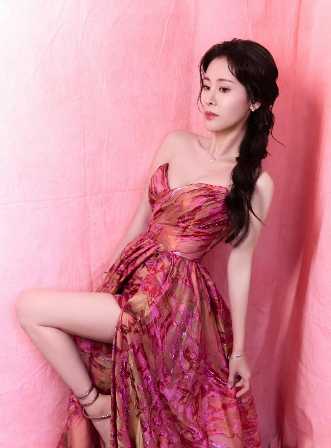 张碧晨一袭抹胸礼裙惊艳亮相，窈窕身姿尽显时尚格调 