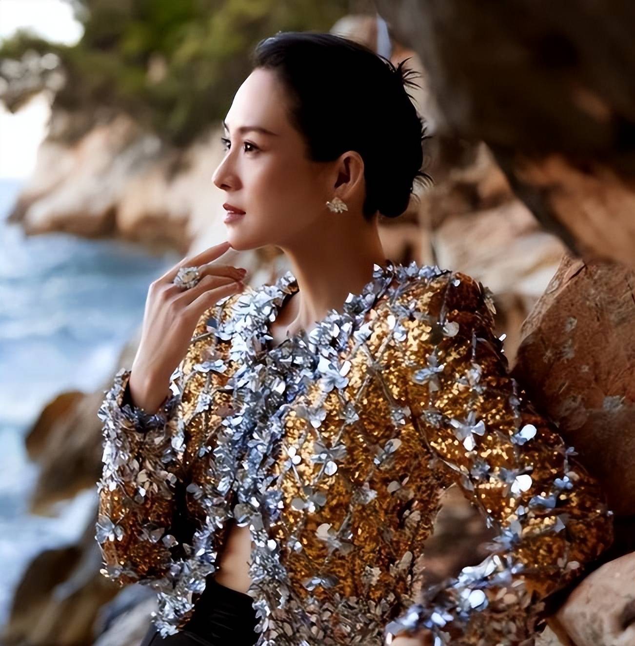 章子怡携儿子现身河北娘家妈全程陪同照顾儿子正脸像汪峰