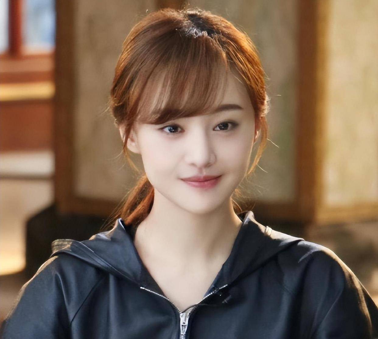 郑爽美国超市抢打折t恤,脸肿变形!1.5亿豪宅跌到7千万没人接盘