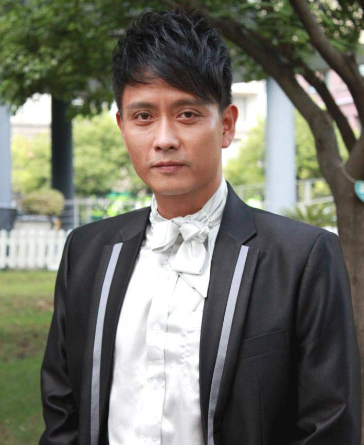 演员谢君豪:力败张国荣,拍戏为救人被烧伤,娶圈外妻子恩爱一生