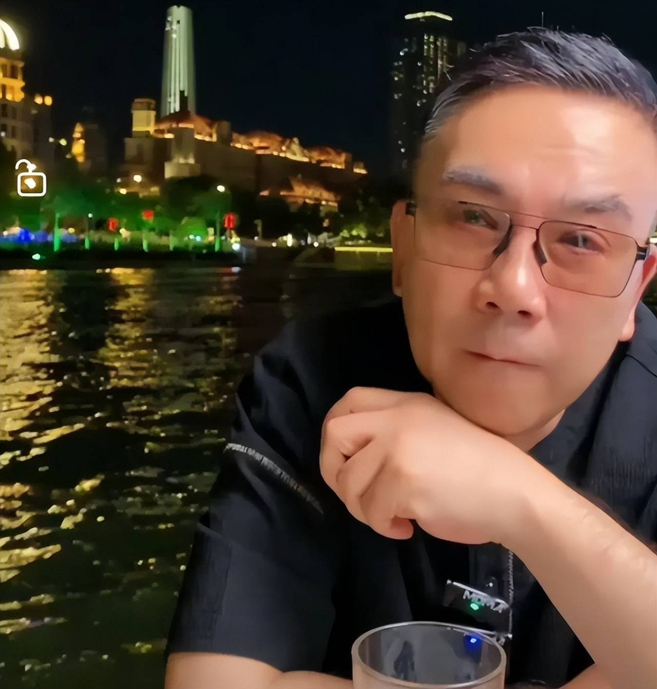 杨议含泪劝说侯耀华咱不闹腾好吗咱俩给大伙道个歉不寒碜