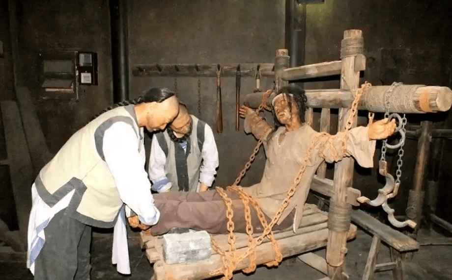 "老虎凳"究竟有多恐怖?只需3块砖头,就让犯人顶不住招供
