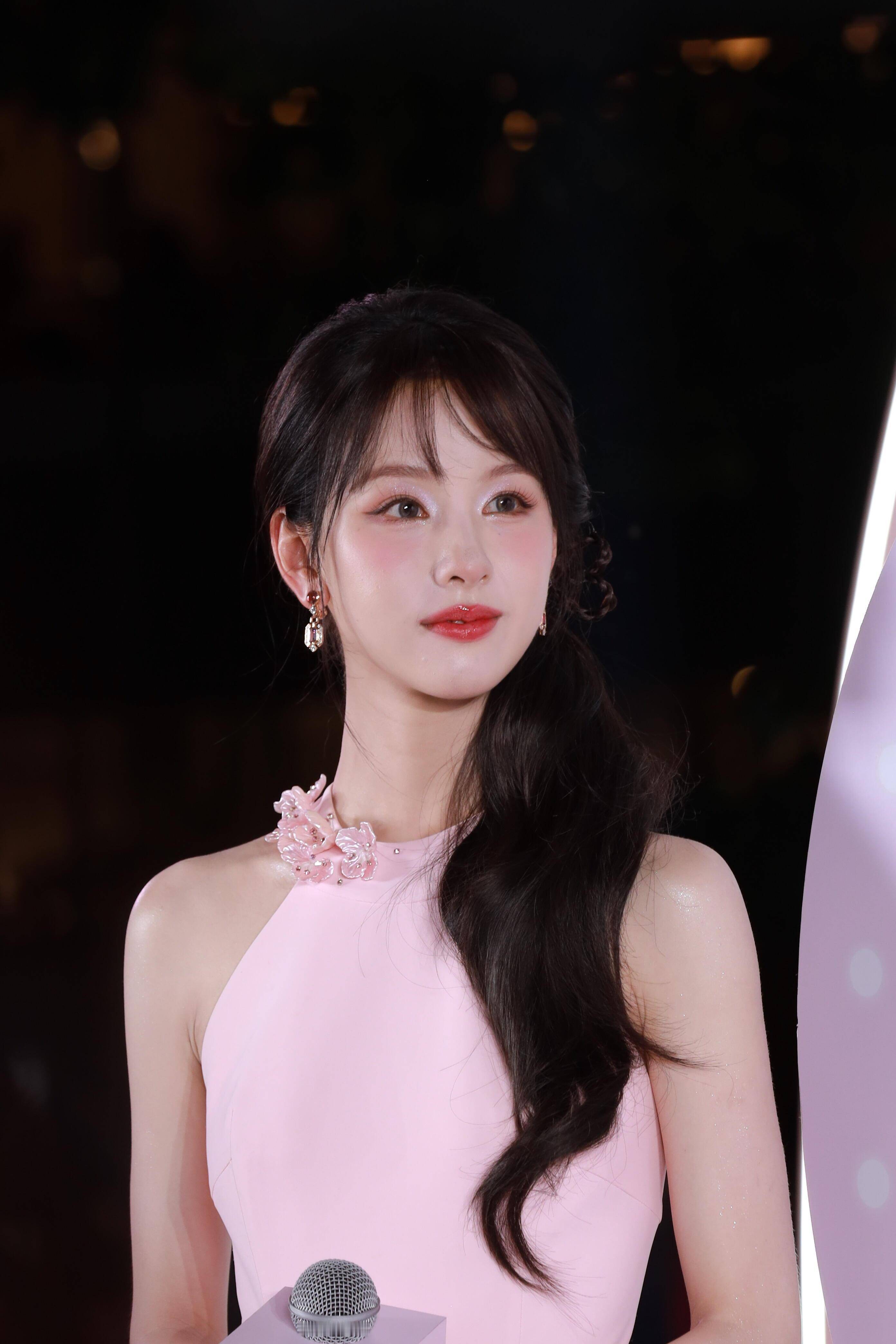 陈都灵 32 岁粉裙造型勾勒曼妙身材曲线