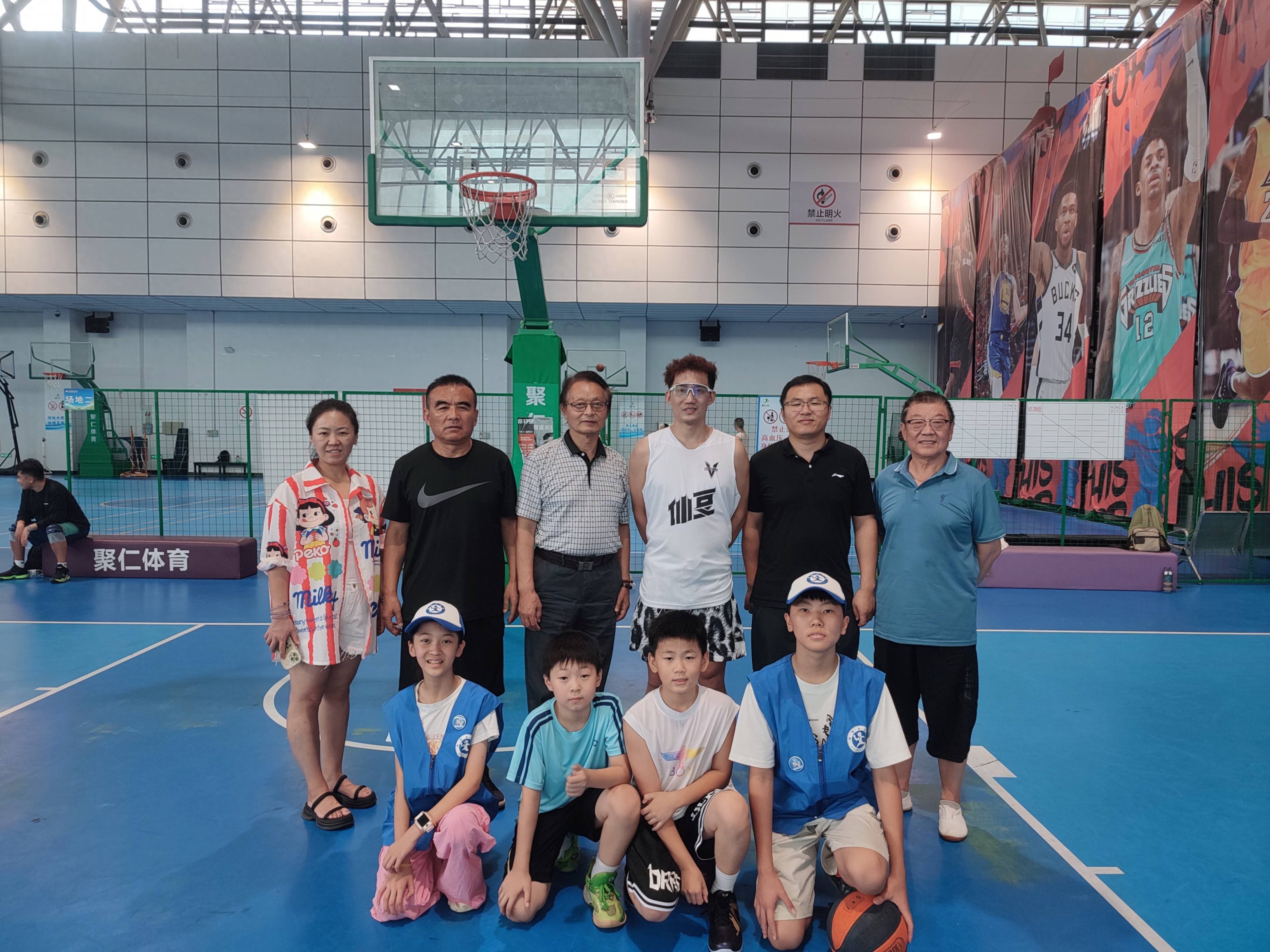 新华小记者探访济南步创始人揭秘篮球脚步革新密码