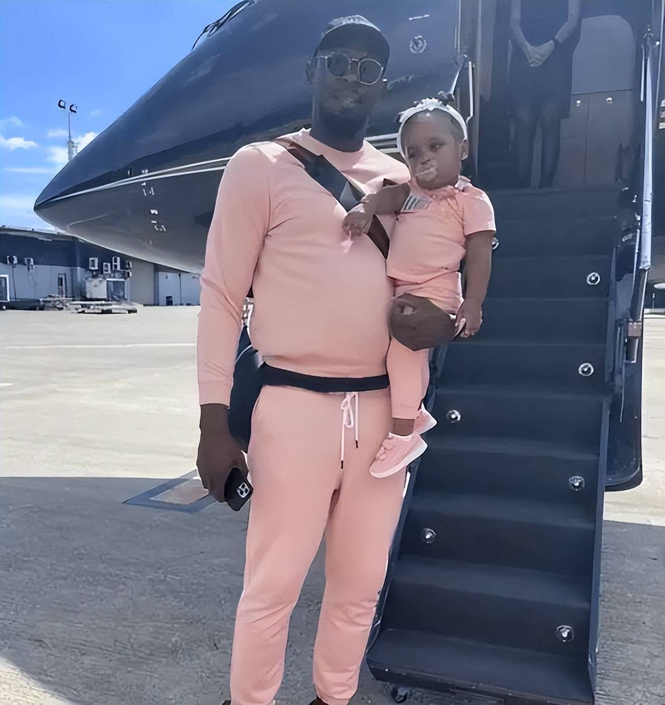 博尔特一家庆生,39岁发福,儿女双全,不上班照样年入千万