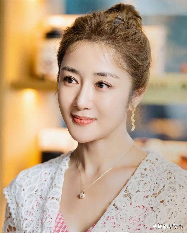原来李依晓的丈夫是他,是一名摄影师获奖无数,二人看着像两代人