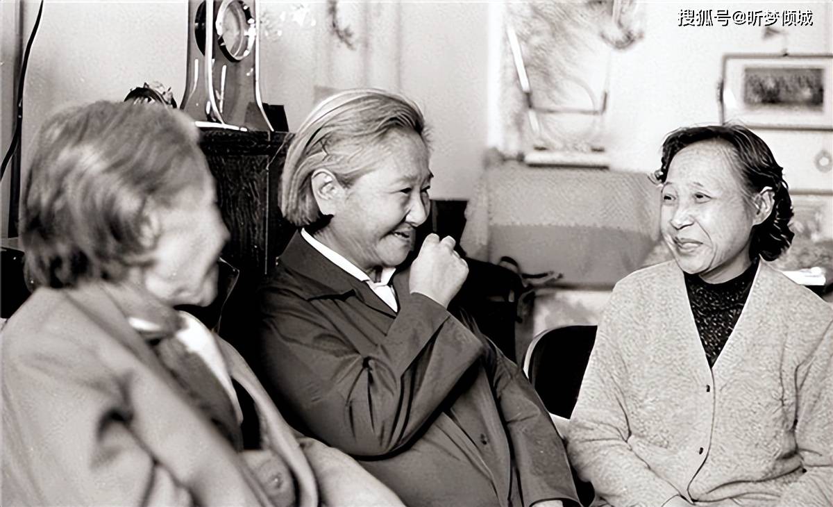 溥仪亲妹妹在街边摆摊,马未都拿出一极品官窑,她正眼都不看一下