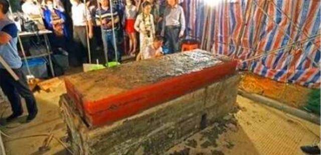 考古出土巨大红棺,棺里发现一具女尸,将衣服掀开后专家吓坏了
