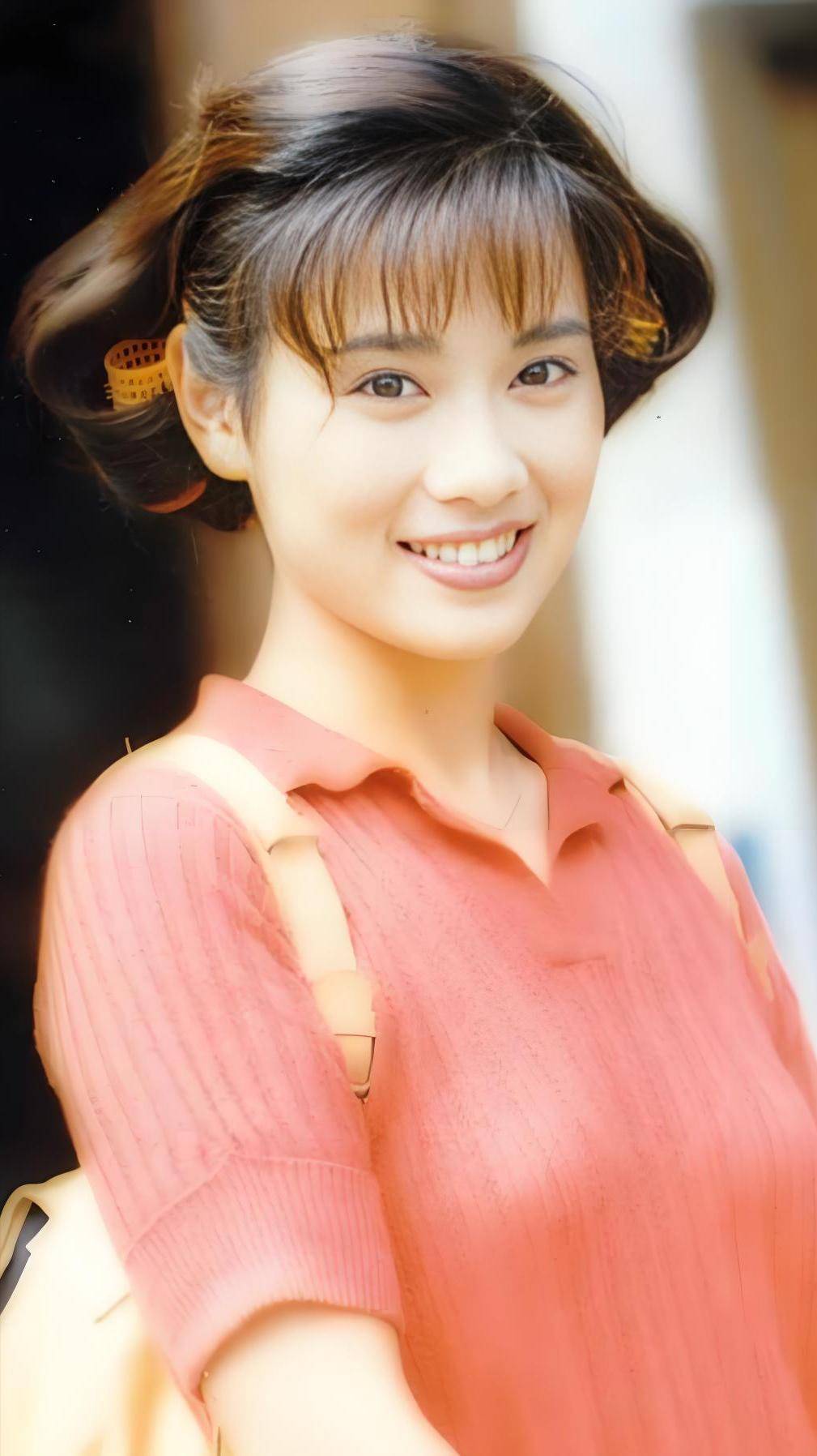 54岁陈松伶暴瘦26斤,近照女人味十足,和小9岁的老公同框好般配