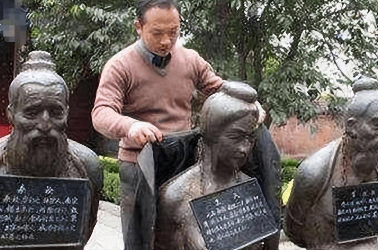 秦桧后人提议:祖上已跪几十年,跪像应该拆除!看专家如何回应