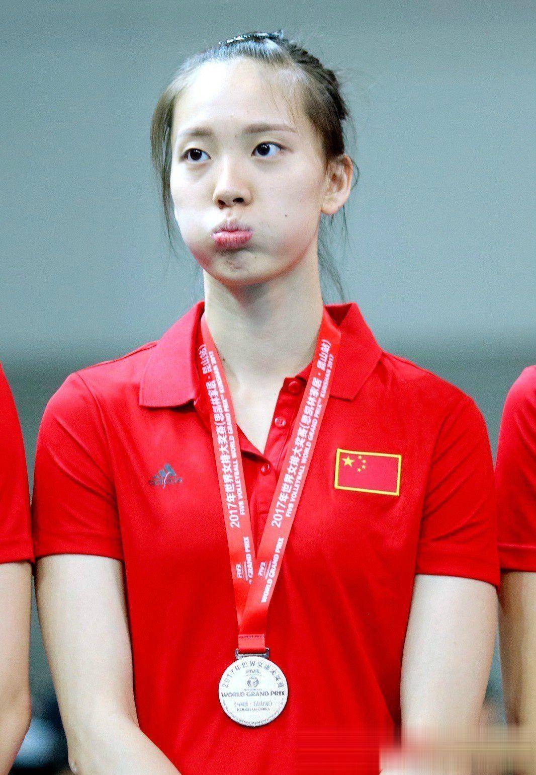 郑益昕笑着往车里扔了包火锅底料,身高差让她的头顶