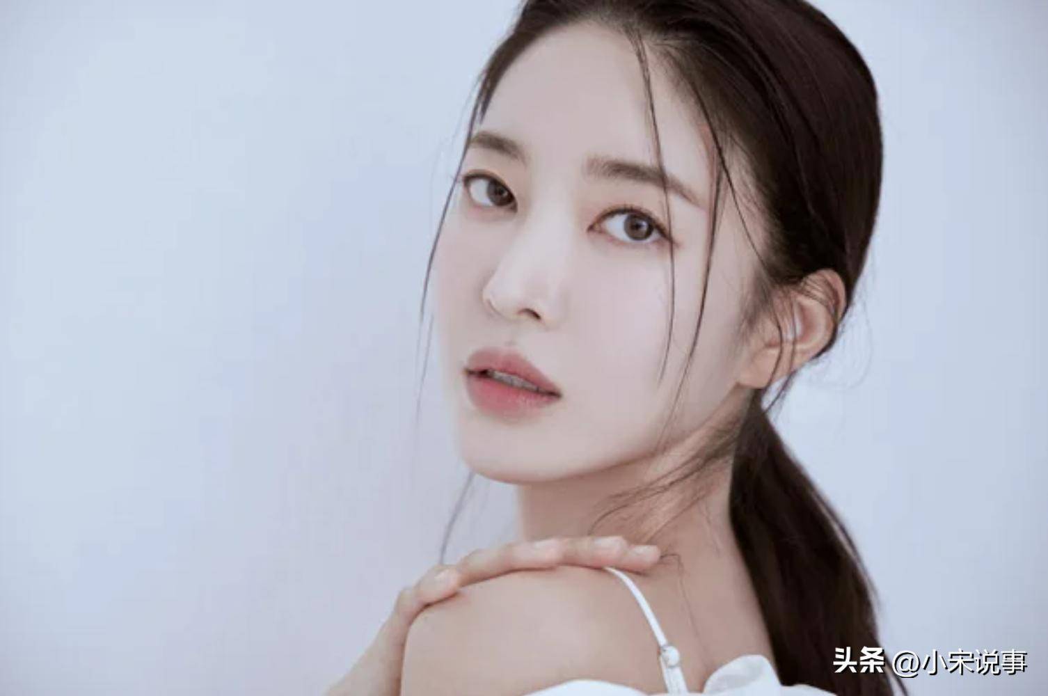 现年36岁的金允智最初以歌手身份踏入演艺圈,发行过