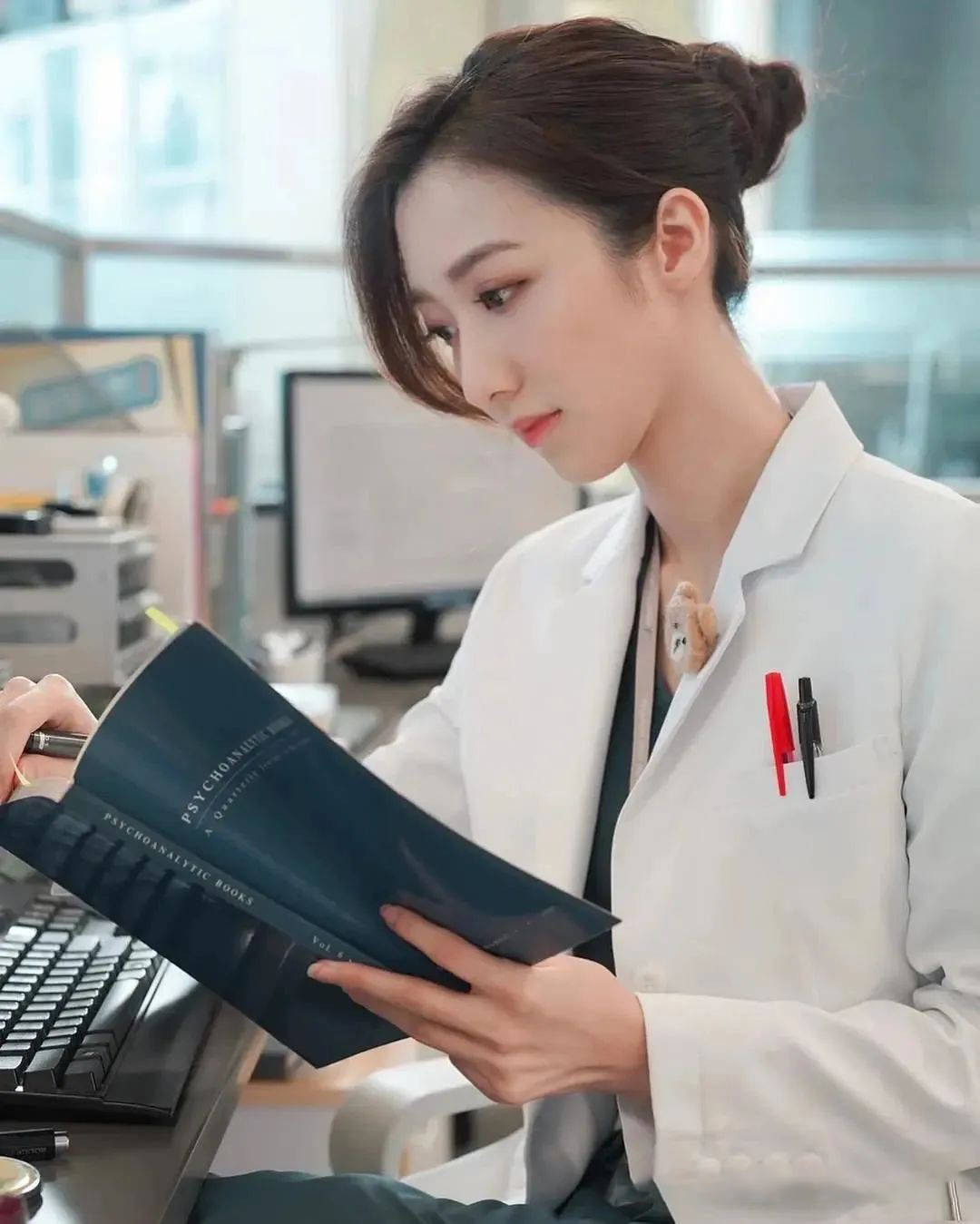何依婷的绯闻主要围绕她的感情生活