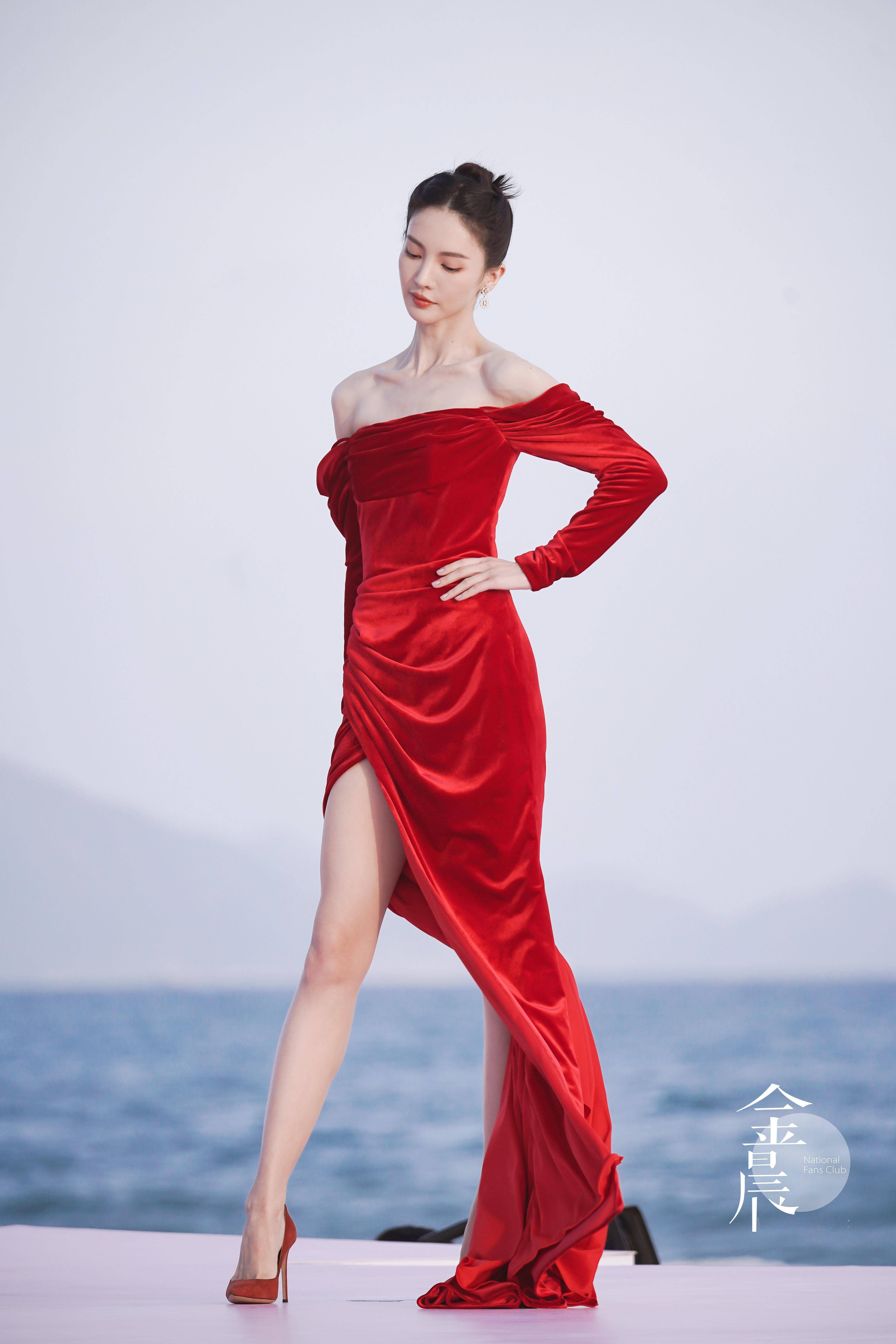 金晨红裙开衩,35 岁女人味场景穿搭,美到开挂