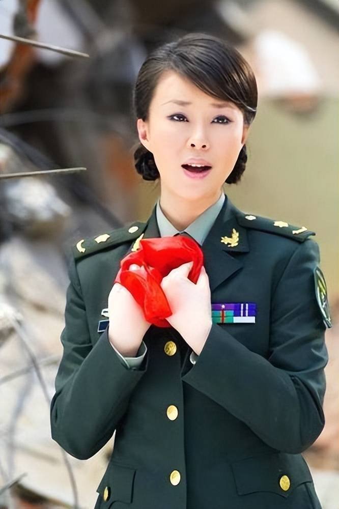 她是一代民歌天后,嫁给大37岁领导,离婚后单身至今