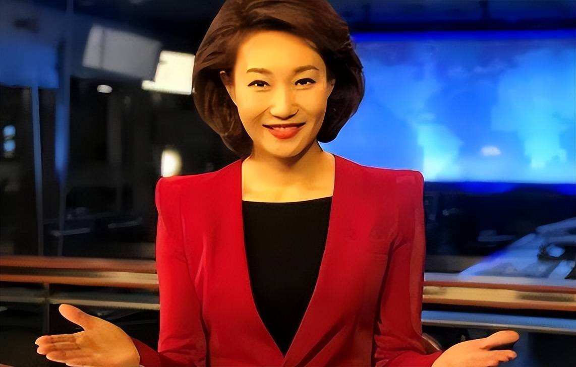 央视主持李梓萌:贷款上班20年,戴假发出镜,真实面目让人惊讶