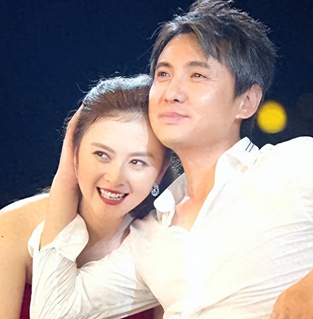 沈腾一家三口度假被偶遇,夫妻俩有说有笑,网友:王琦胖成贾玲