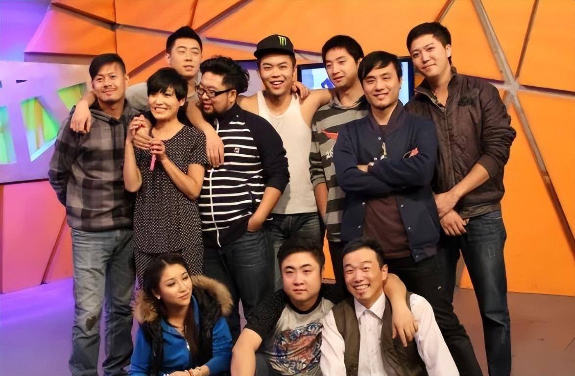 都是爱笑会议室的老成员,崔志佳已成导演,张子栋却只能客串演出