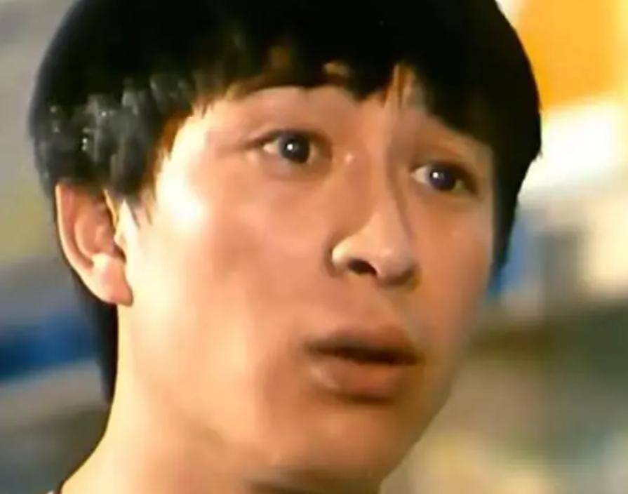 钱再多有什么用!55岁张嘉译身形佝偻走路困难,现状令人担心