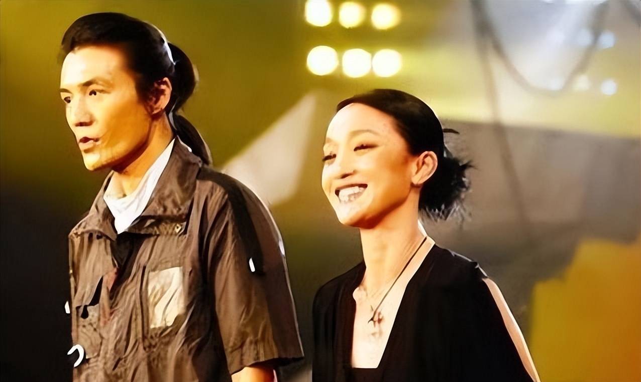 1999年,周迅与朴树在高晓松执导的电影《那时花开》中合作,两人饰演