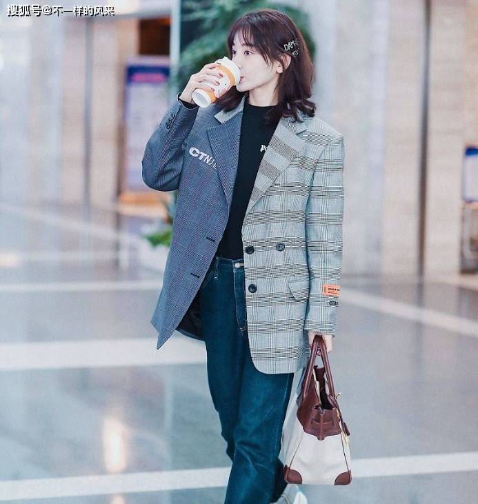 施诗彻底打破熟女风格,紧身牛仔裤搭配灰色西服尽显靓女气息!