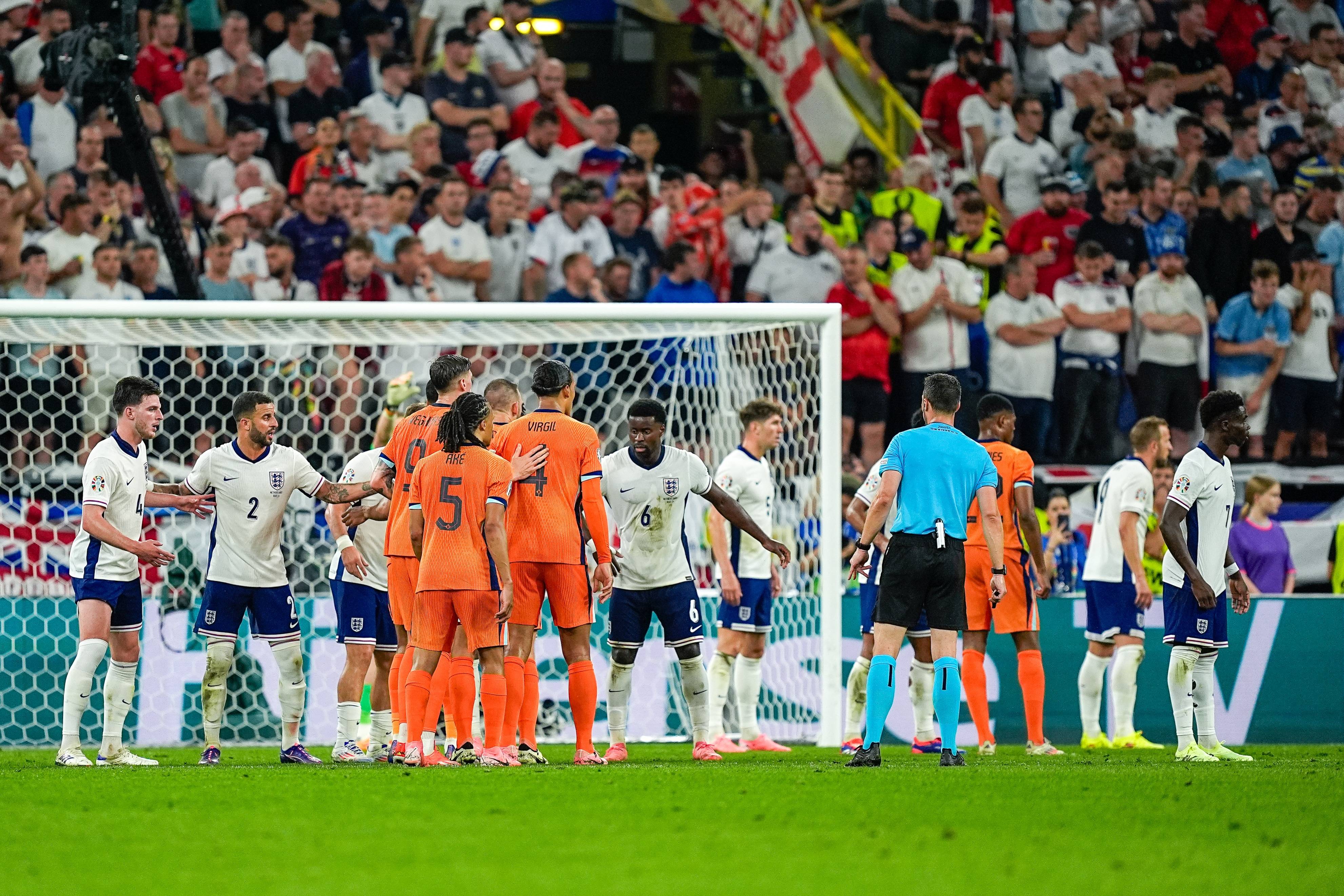 欧洲杯回顾:排队道歉!