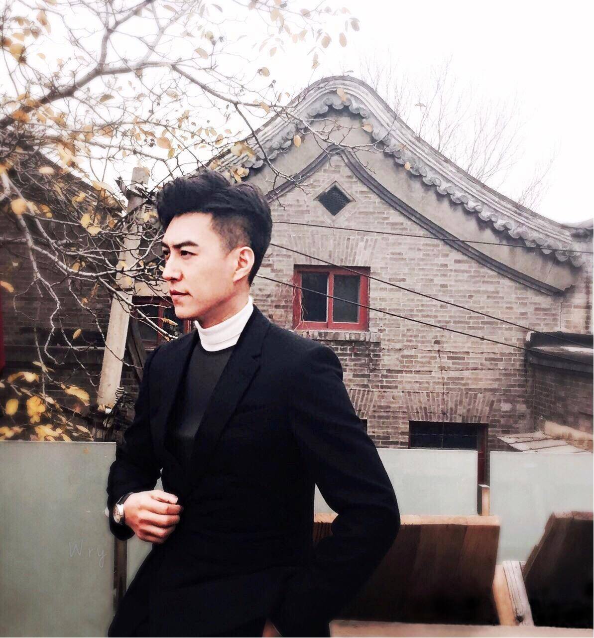 著名演员靳东:在父母离异阴影下长大,离过婚的女人更应该被爱