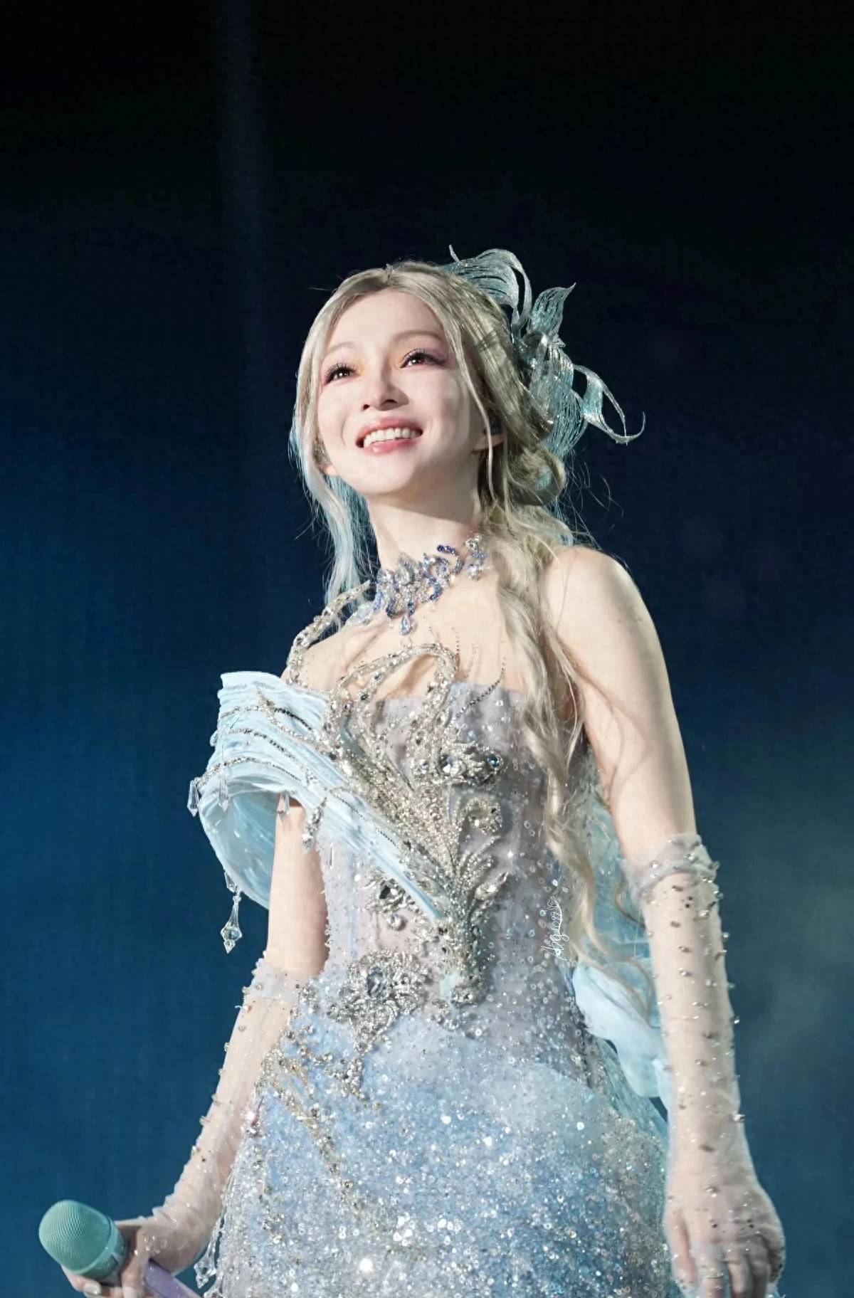 救命张韶涵演唱会造型美到我想喊精灵女王