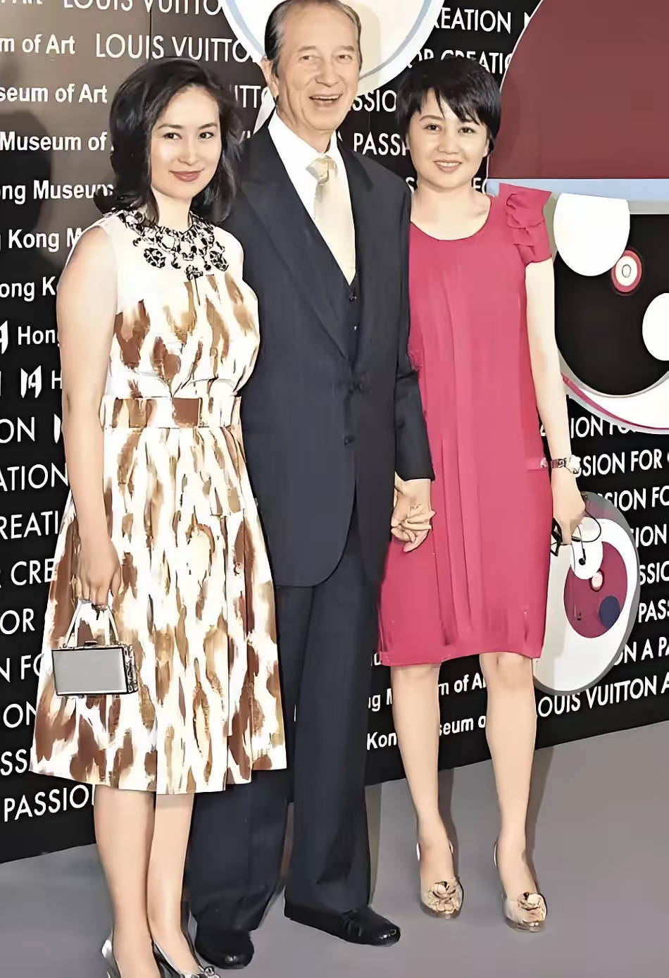 这是何超琼的家庭照,个个颜值都非常的高,遗传基因实在太强大了