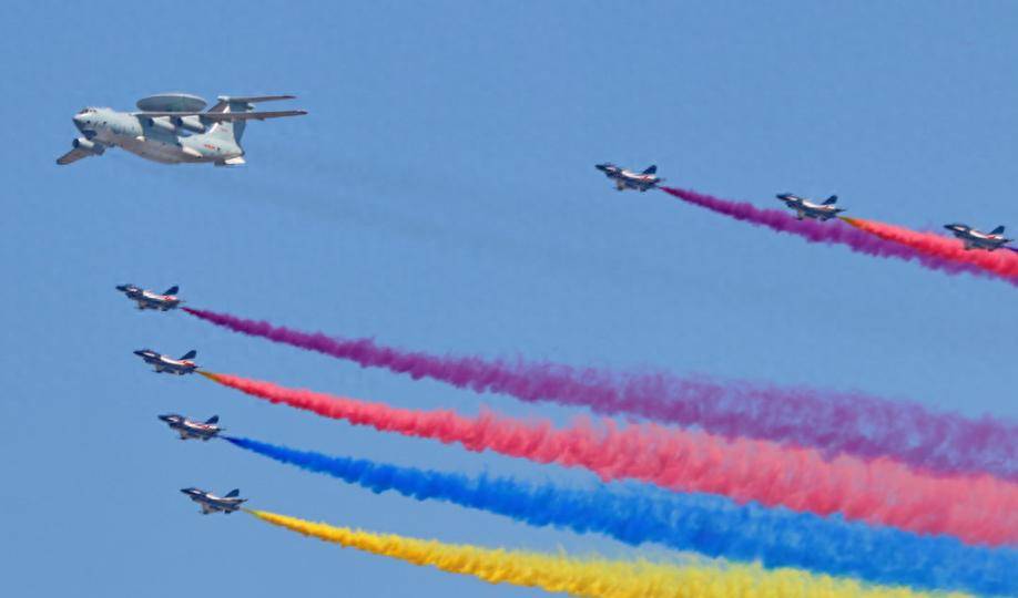胜利80周年阅兵式上,由解放军现役主力机型组成的空中编队尤为惊艳