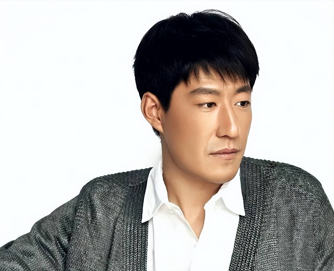 演员于震:演技扎实,一婚被前妻控诉,二婚后家庭美满