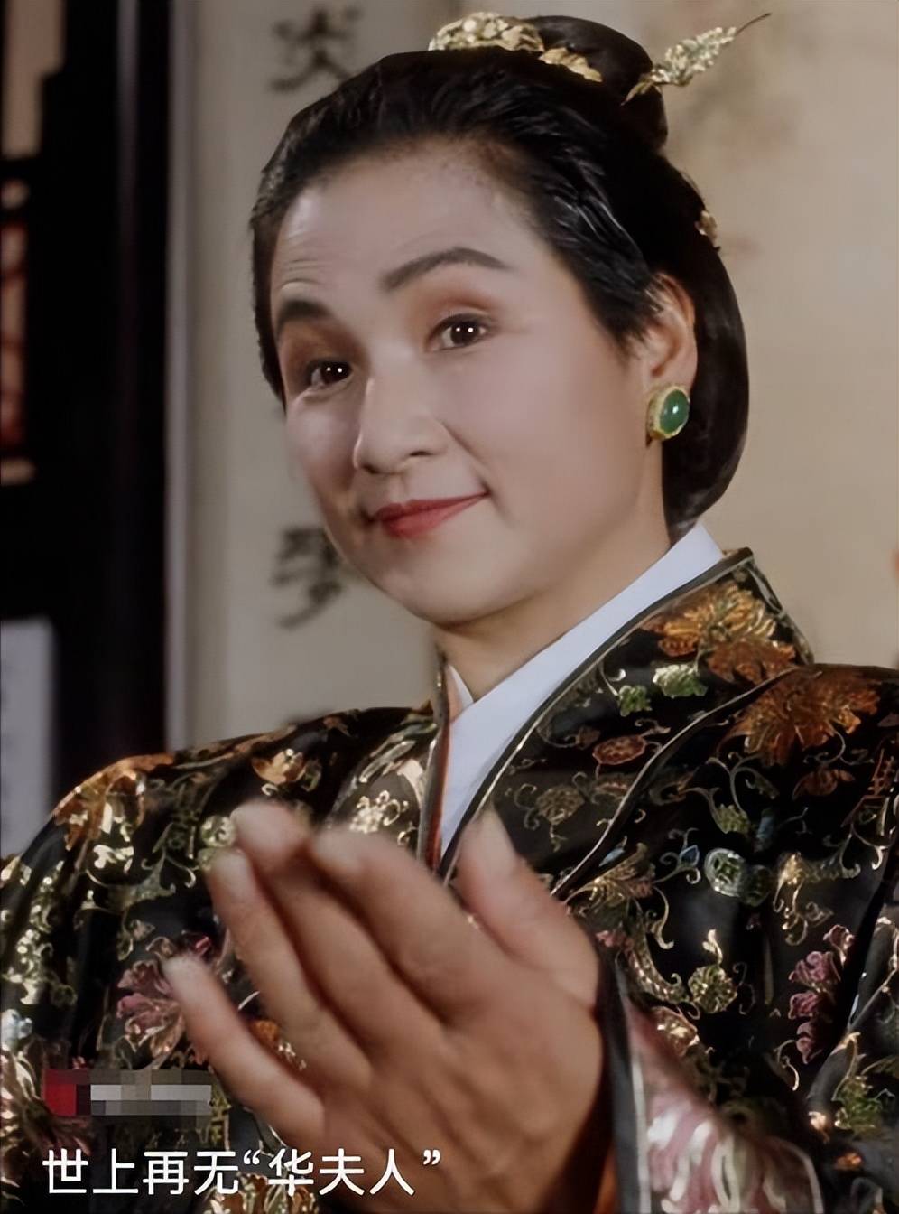 万万没想到,郑佩佩才去世一年,她流产4次生的儿,就给她丢了脸