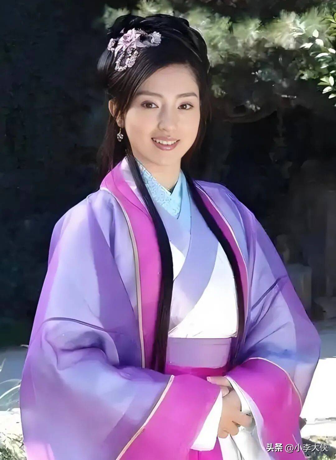改编自明代小说《君子好逑传》的这部剧中董璇饰演的才女水冰心温婉