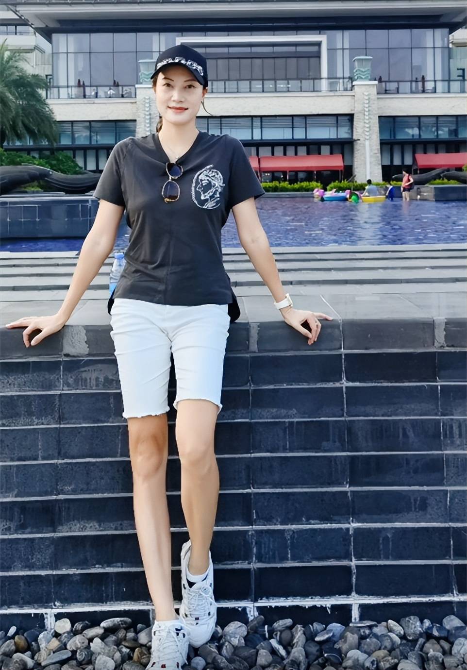 资产3亿林丹娶到宝了,谢杏芳独创品牌爱穿名牌,钟爱印花睡衣风