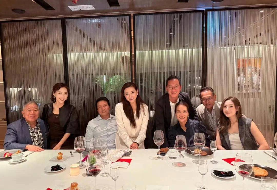 四对香港豪门夫妇聚餐!李嘉欣美貌出众,许晋亨拍照时明显不自信