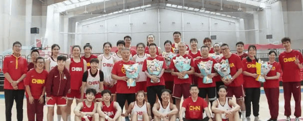 中国女篮团结一心，韩旭献花宫鲁鸣化解换帅风波