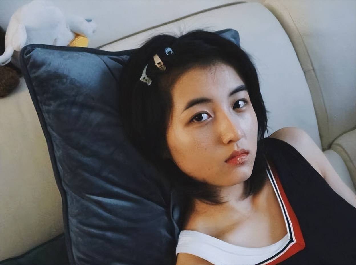 张子枫素颜逛公园,状态很好侧颜太绝,陈思诚很会选人