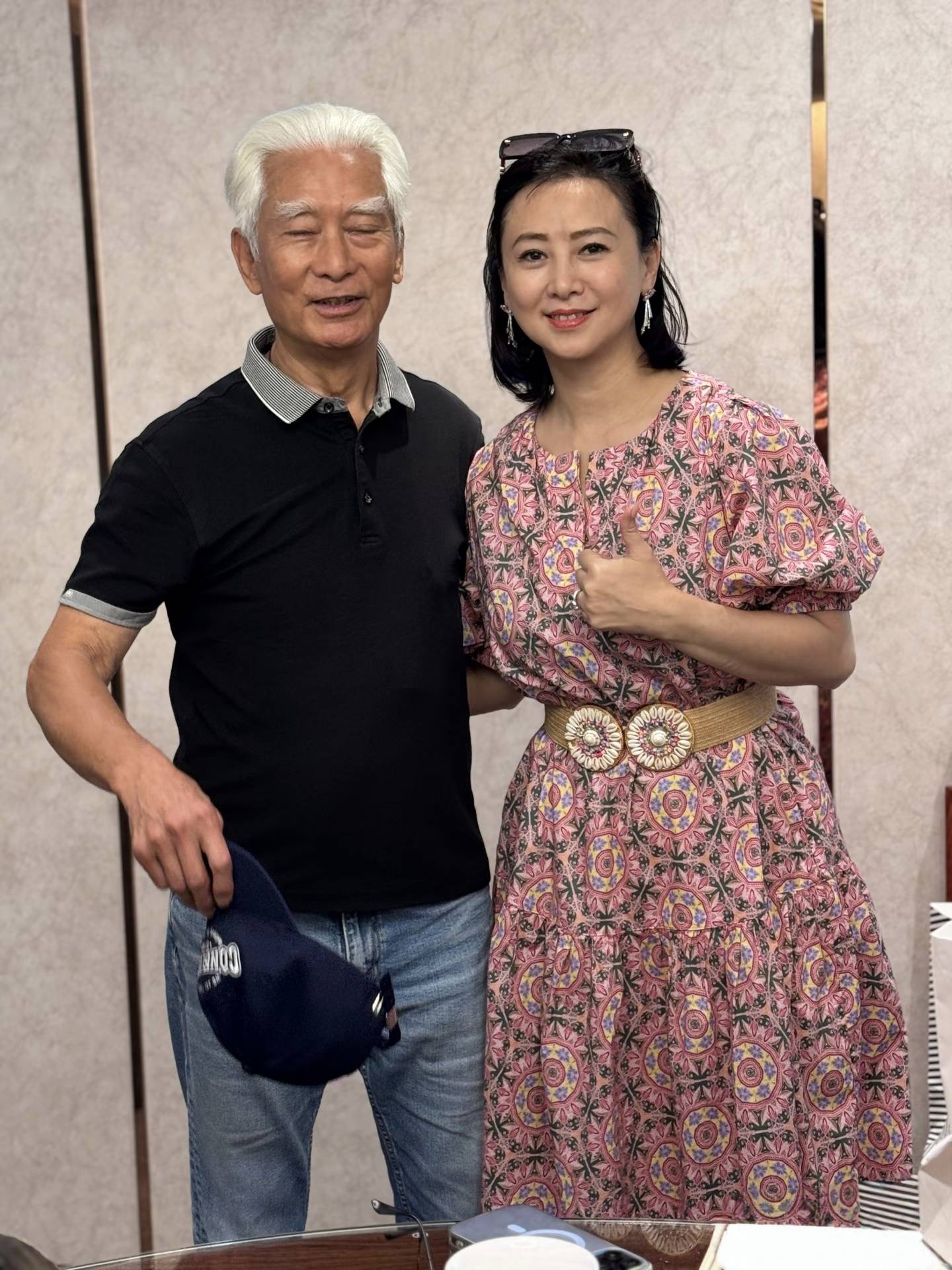 57岁翁虹和香港朋友庆祝生日穿花裙子好贵气皮肤白皙不显老态