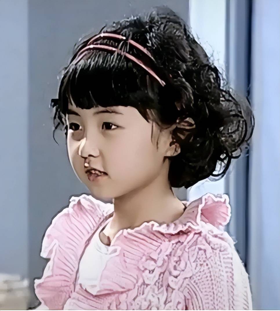 长相很普通,在一众俊男美女中太不惹眼