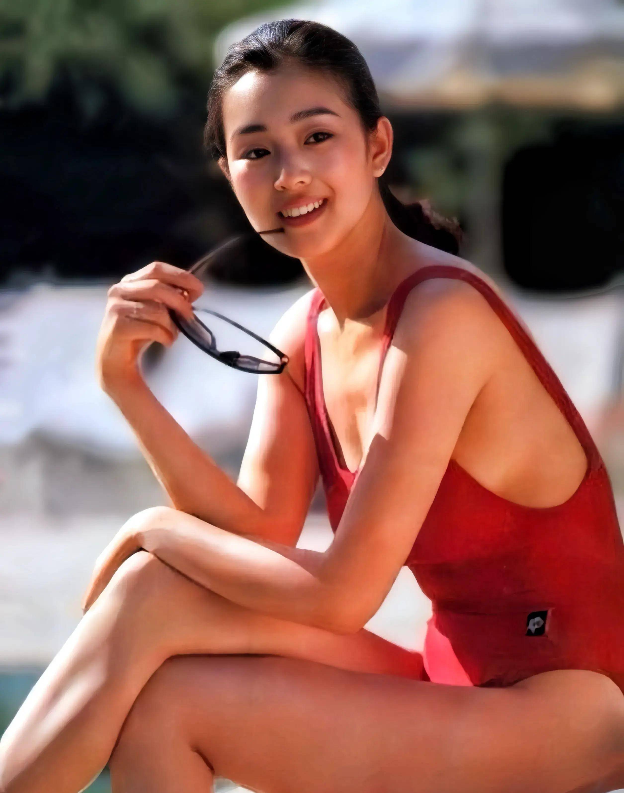 女星们泳衣争芳斗艳姜黎黎难得一见泳装照