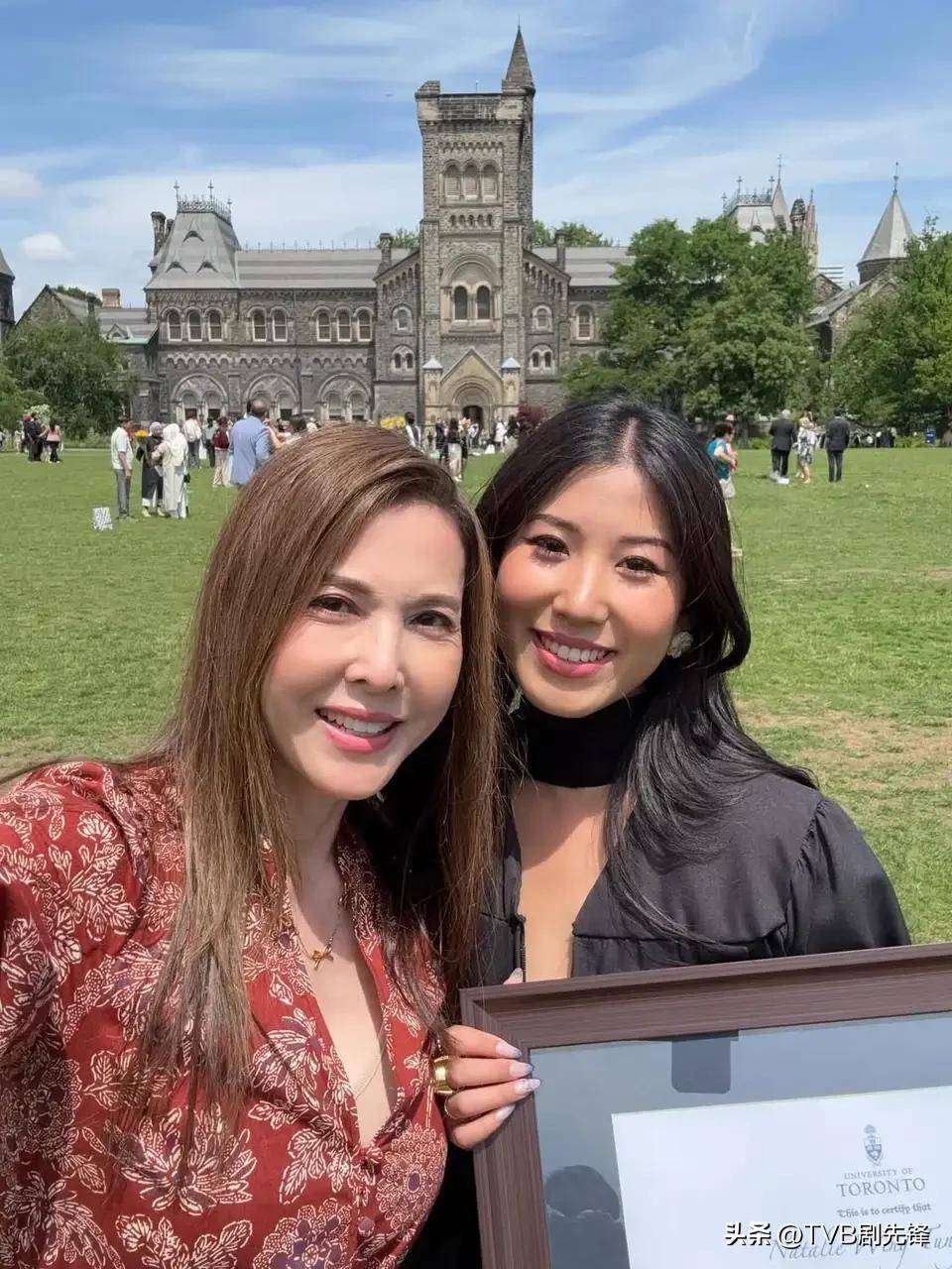 早前李婉华也有晒出与囡囡拍摄的毕业照片,并留言称为她感到骄傲