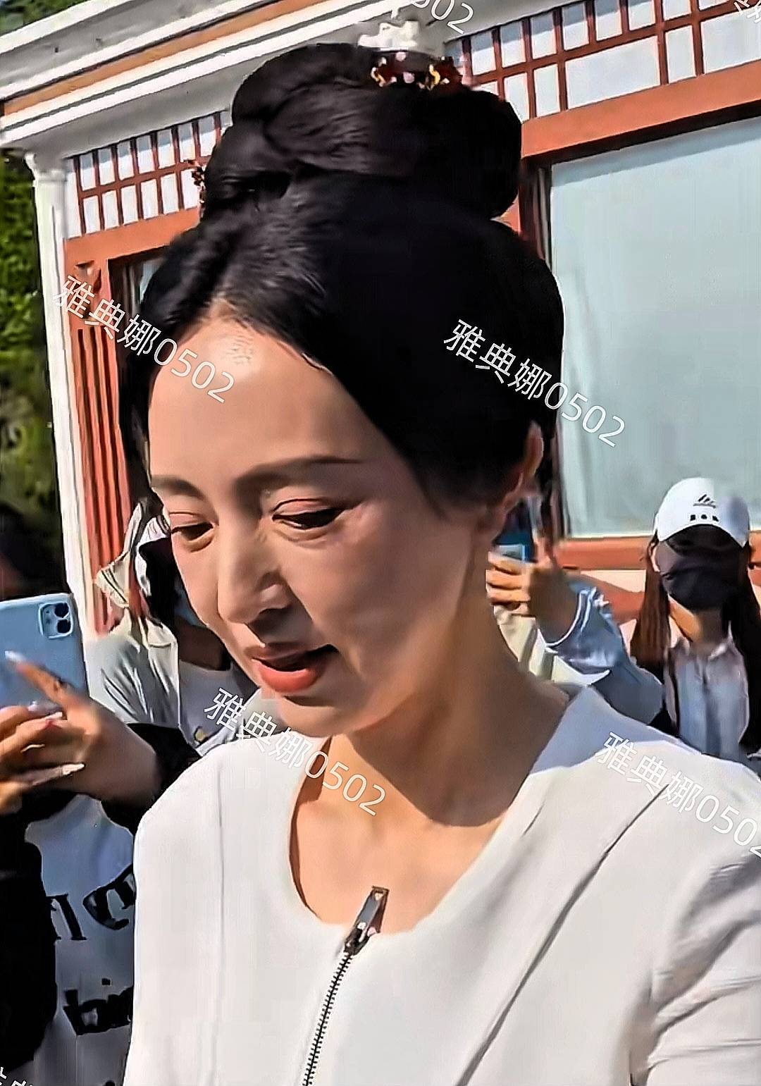 高估了她之所以选张维伊也是因为年纪大容貌不自信
