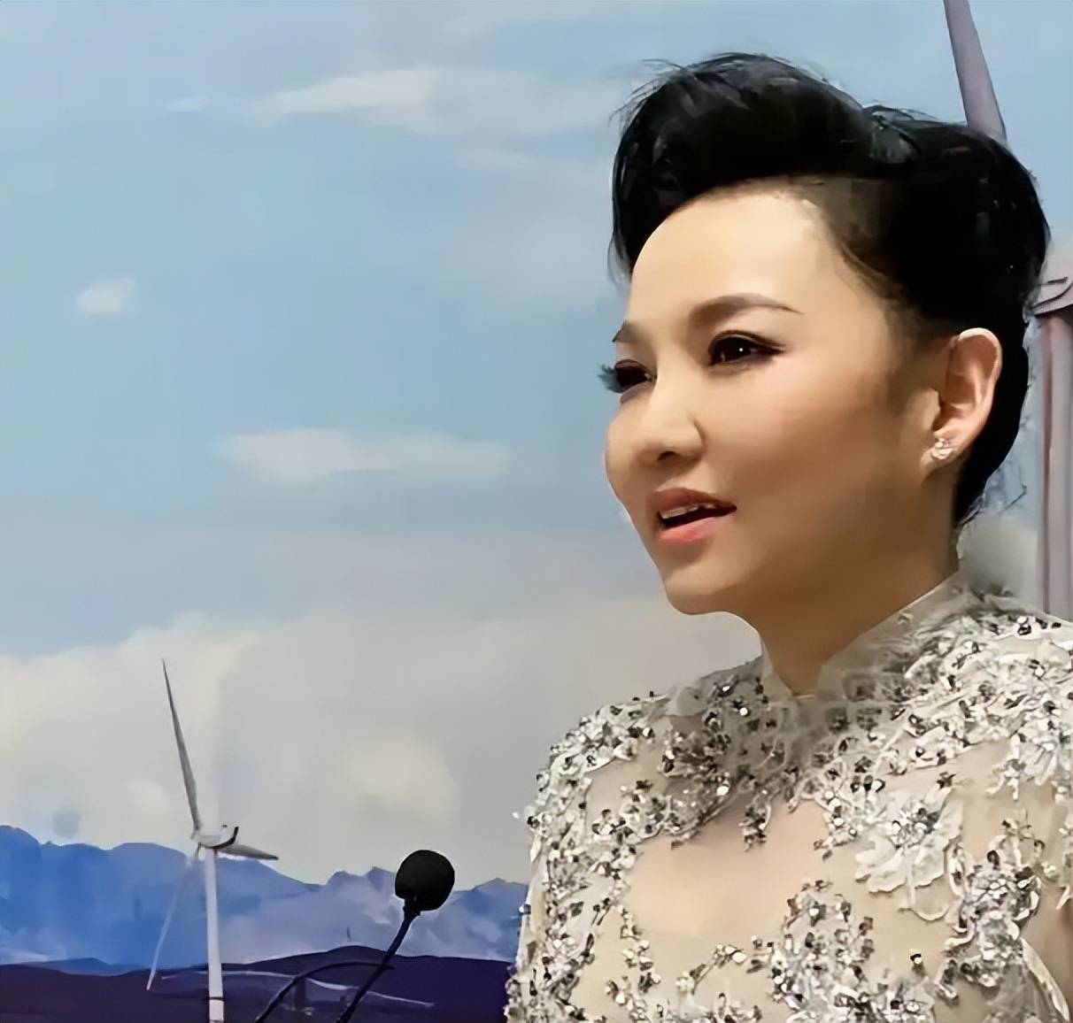 百变歌后王莉:从歌唱家转身成为讲师,45岁的她依旧在挑战