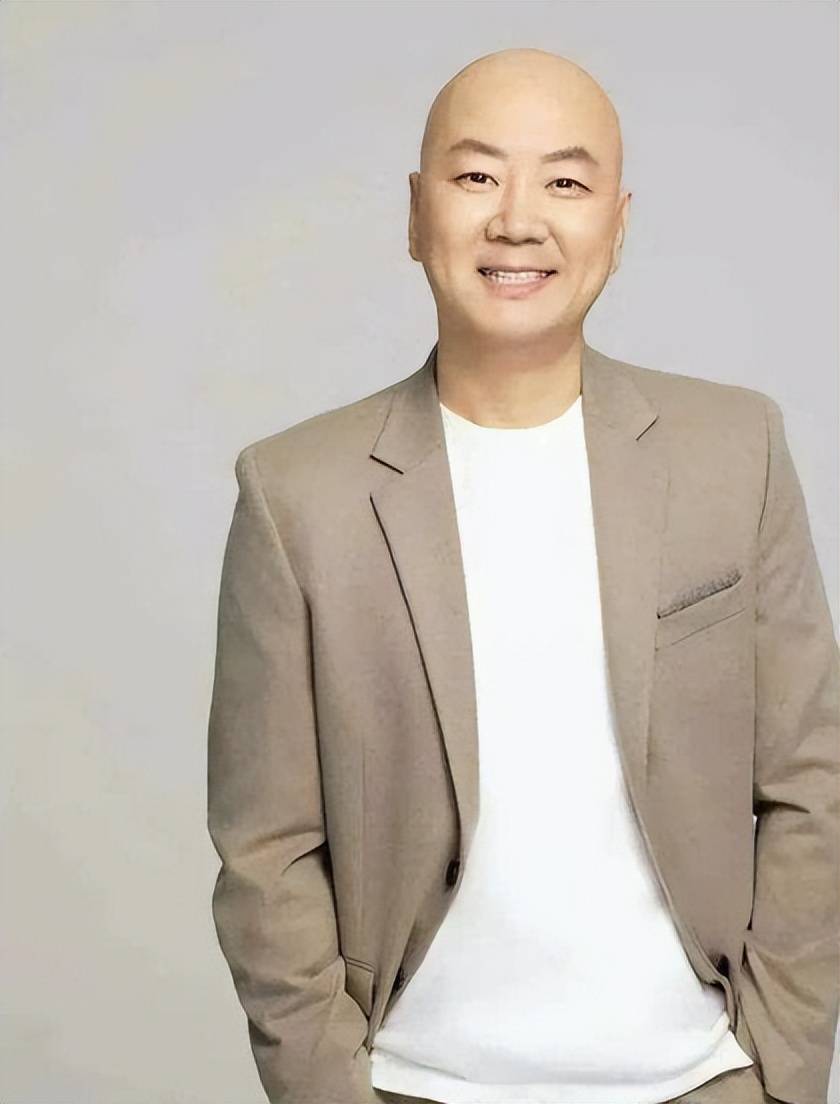 58岁郭冬临现状:身形消瘦,未婚未育定居北京,闲着没事拍拍视频