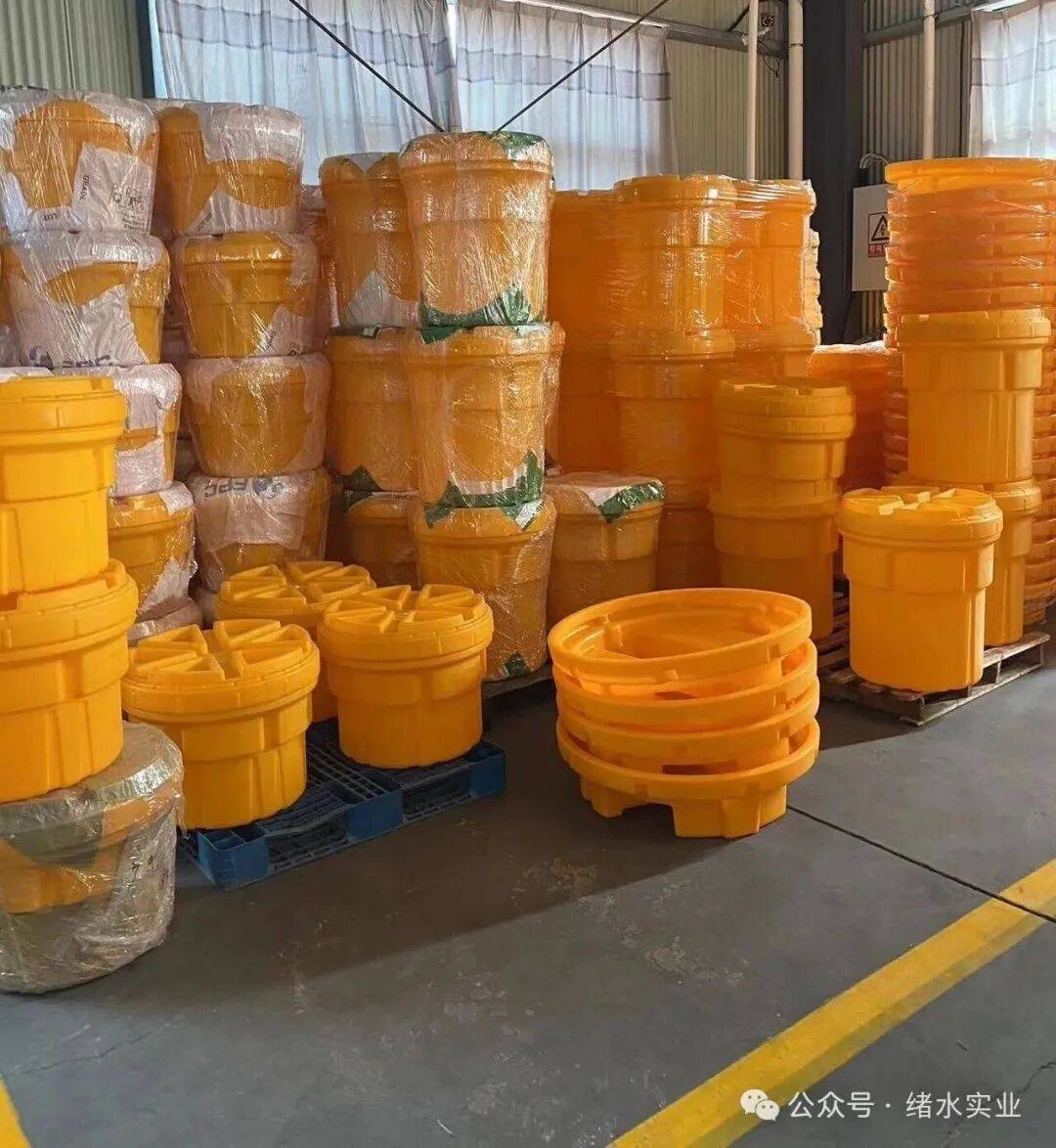 在生产过程中滚塑工艺是将塑料原料加入模具后通过对模具进行加热并