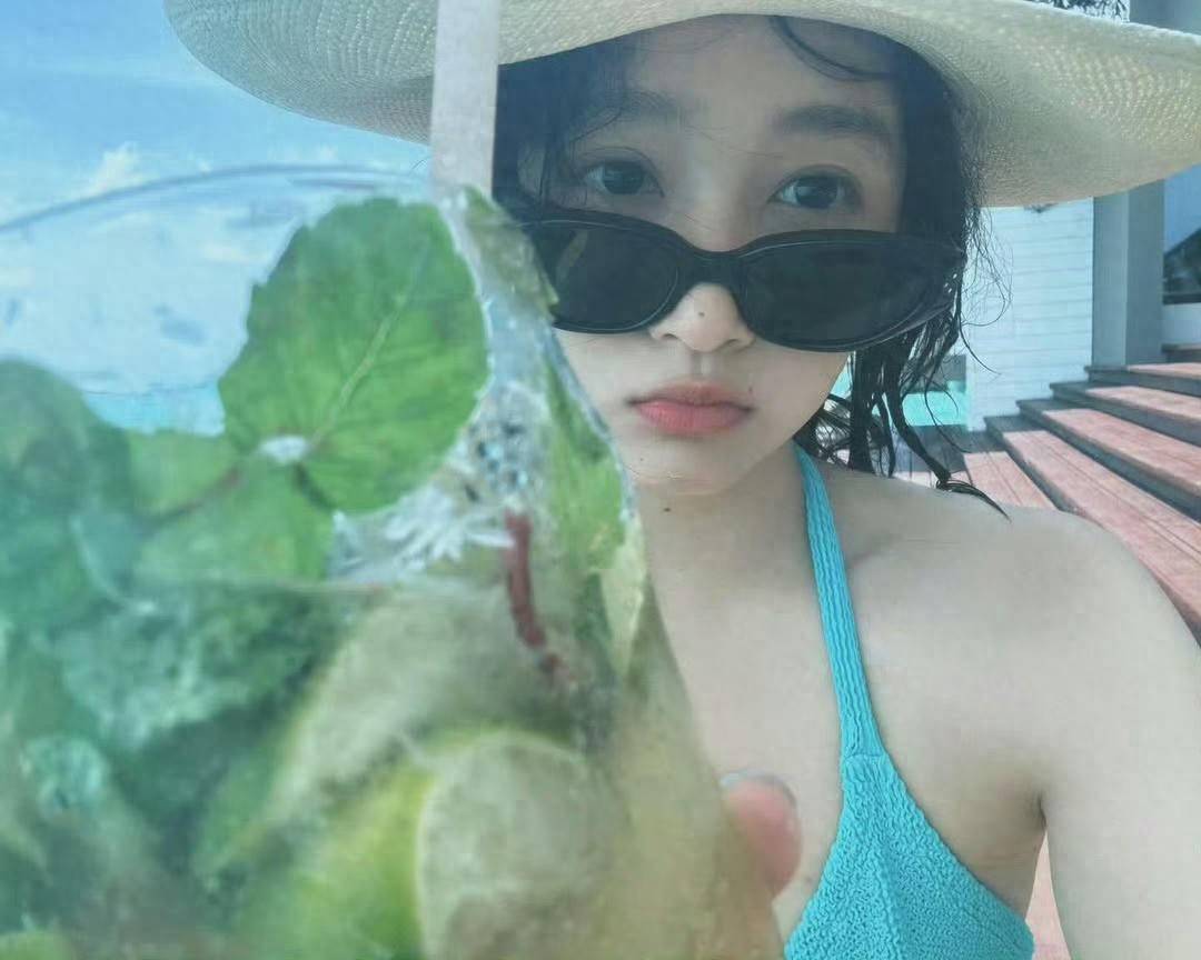 关晓彤最新度假照曝光,身穿比基尼大秀好身材,太美了