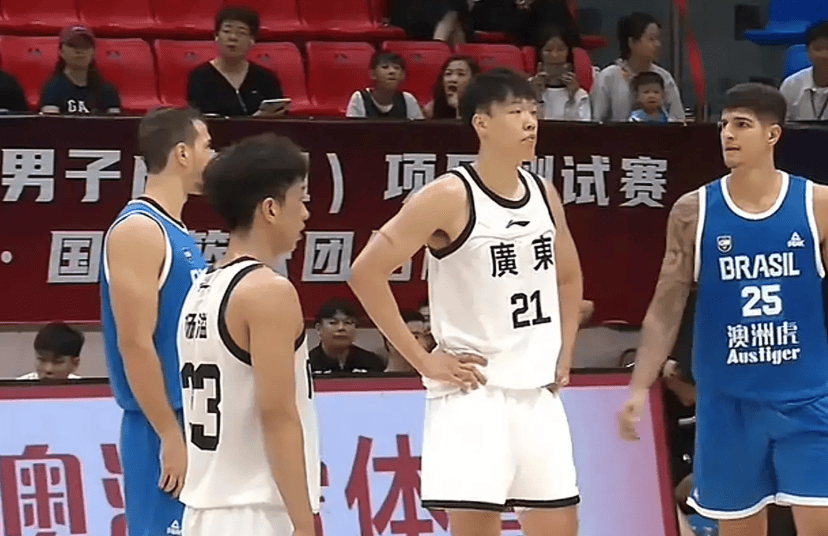 广东男篮惜败澳洲！杜锋赛后怒喷大番薯迷之操作，三大国手看懵圈