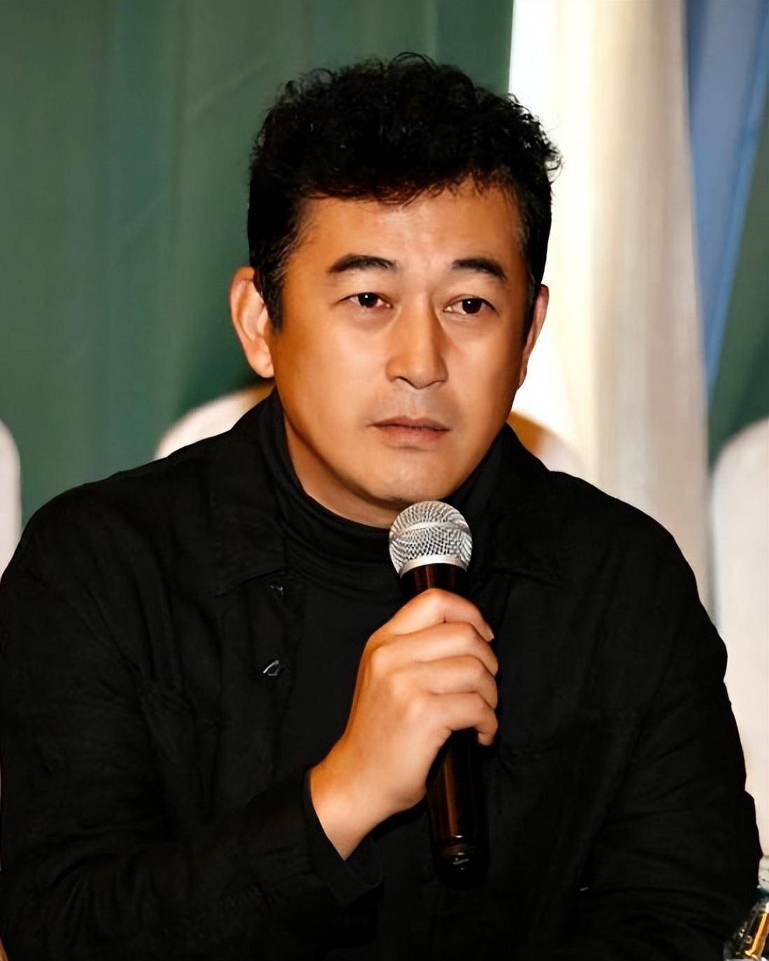 演员王志飞:愧对聋哑父母,当众大骂儿子,二婚妻子竟是熟悉的她